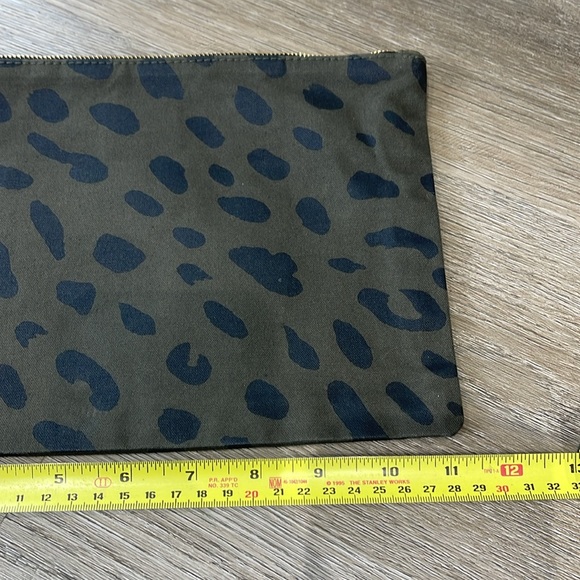 Claire V. Clutch - Picture 5 of 7